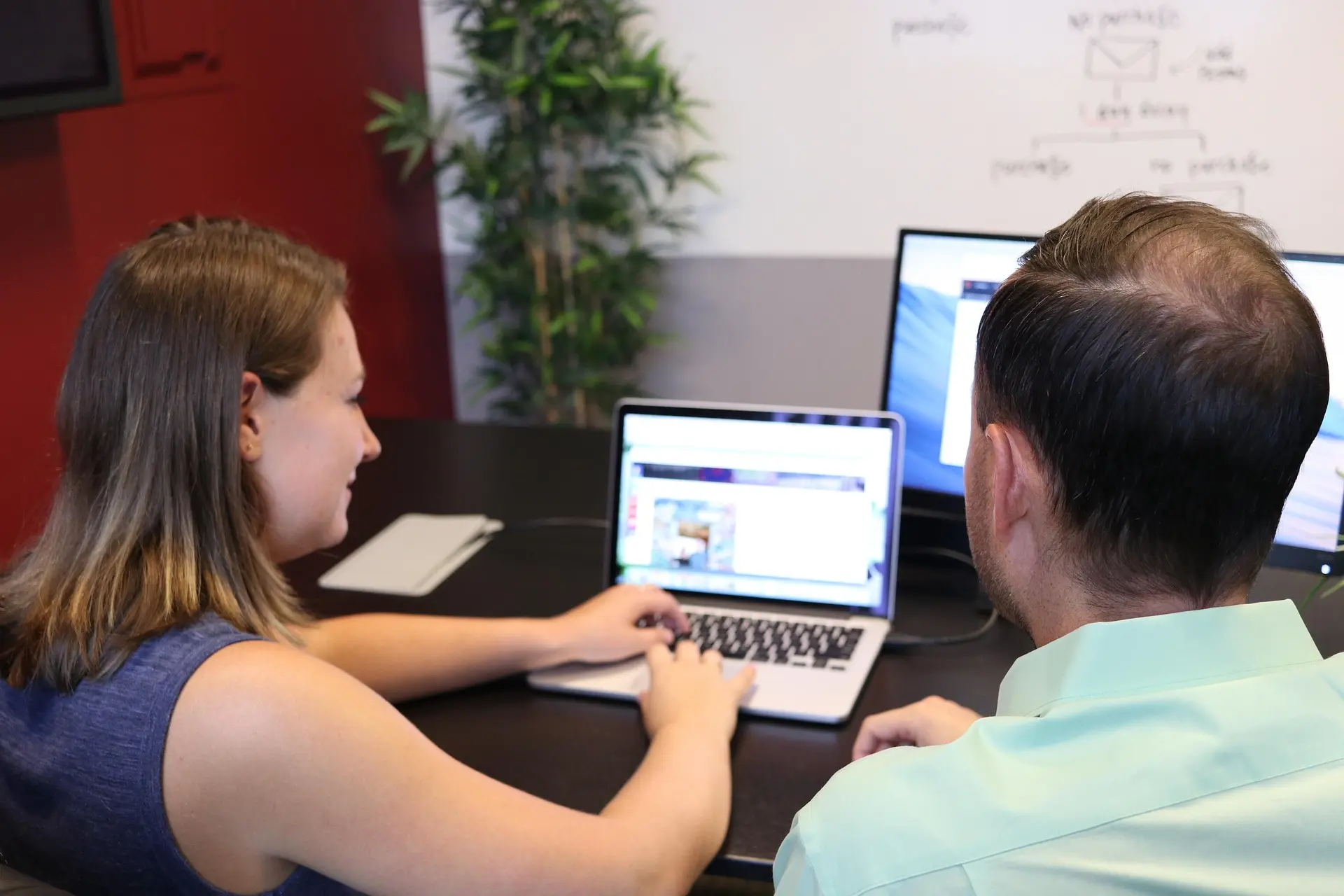 Educatieve website laten maken in Eindhoven-Online leeromgeving op maat Twee mensen overleggen over een educatieve website laten maken in Eindhoven