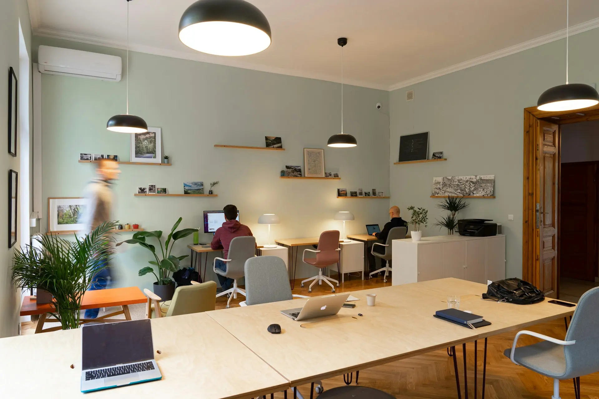 https://webmazters.nl/wp-content/uploads/2025/04/Web-design-in-Achterlo-–-Wat-lokale-ondernemers-nodig-hebben.webp Web design in Achterlo – Ondernemers aan het werk in een inspirerende werkruimte