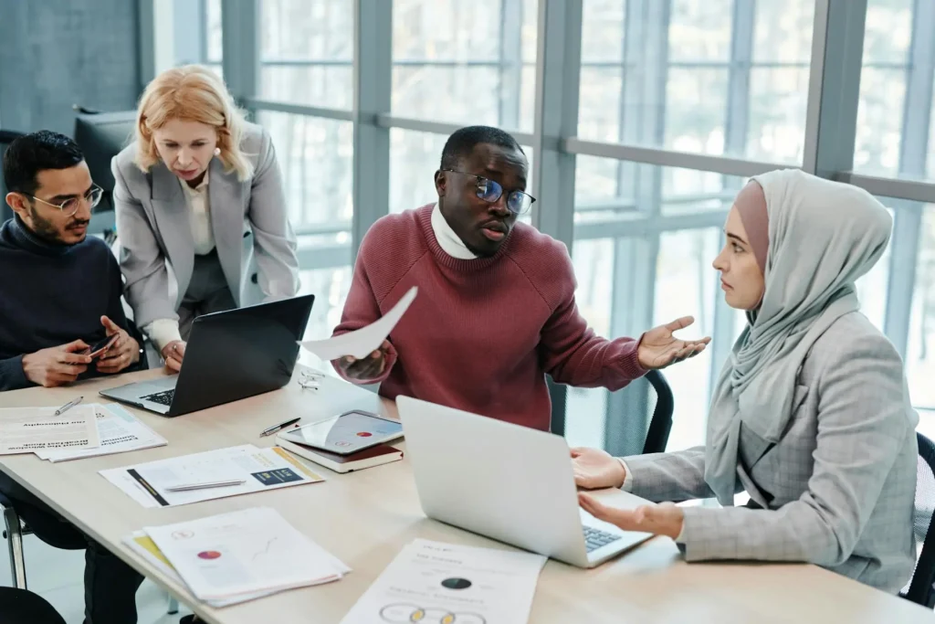 WordPress website laten maken in Amsterdam- Wat kost een website WordPress website laten maken in Amsterdam – Overleg over projectkosten aan een kantoortafel