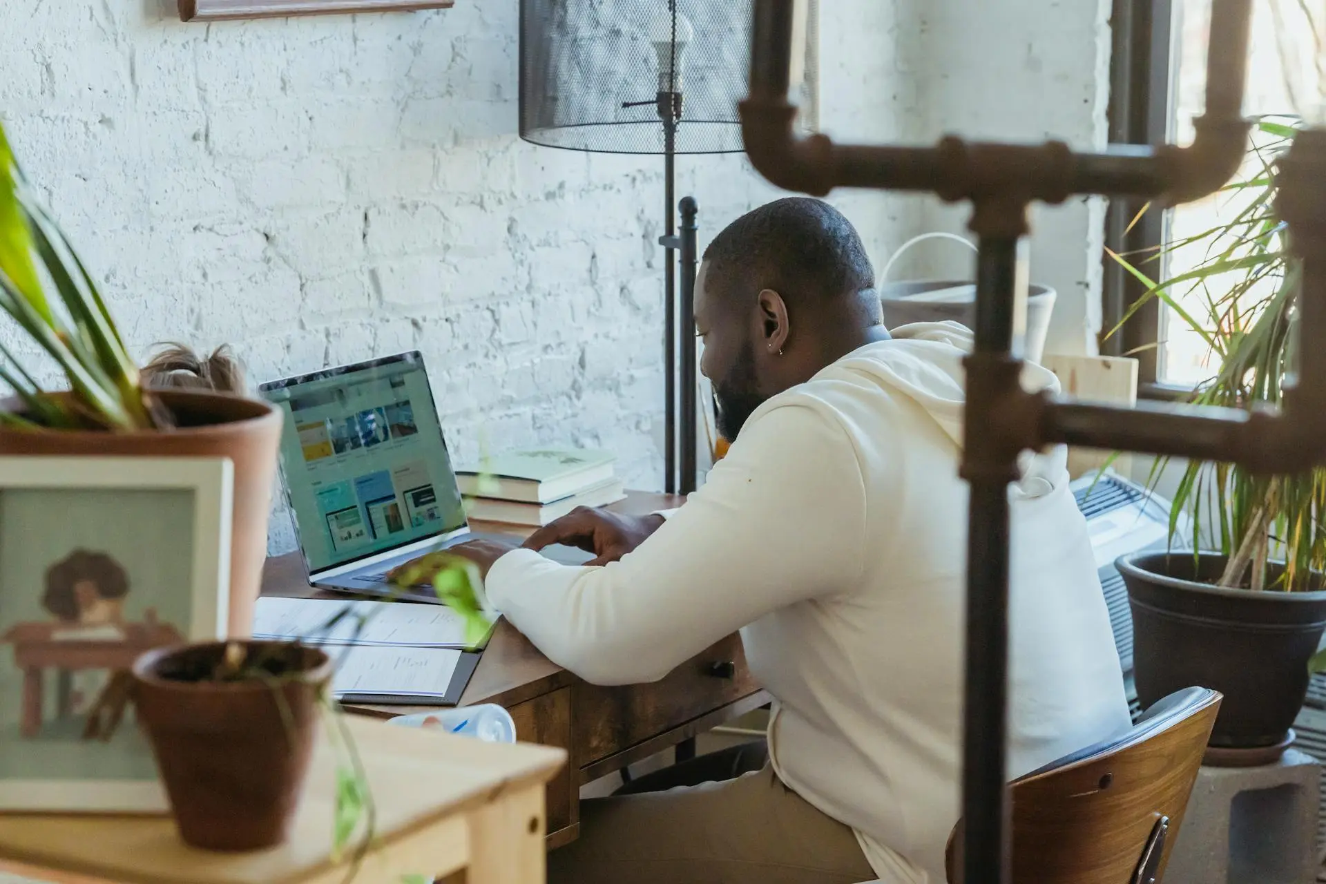 WordPress website laten maken in Deventer - Onderhoud en support WordPress website laten maken in Deventer - Onderhoud en support ondernemer werkt aan websitebeheer en updates
