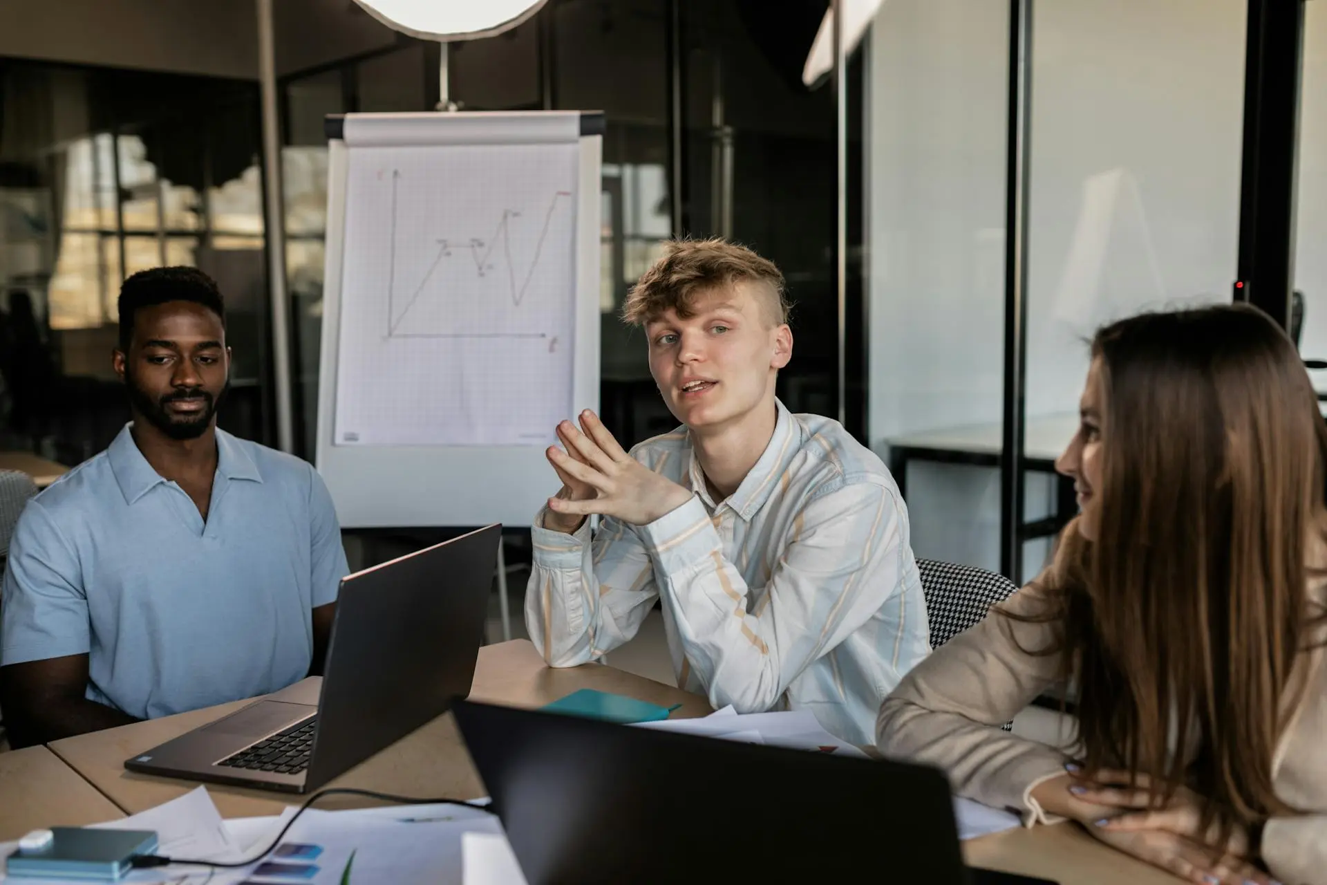 WordPress website laten maken in Deventer- Waarom goede inhoud het verschil maakt WordPress website laten maken in Deventer - Waarom goede inhoud het verschil maakt team bespreekt content strategie voor online groei