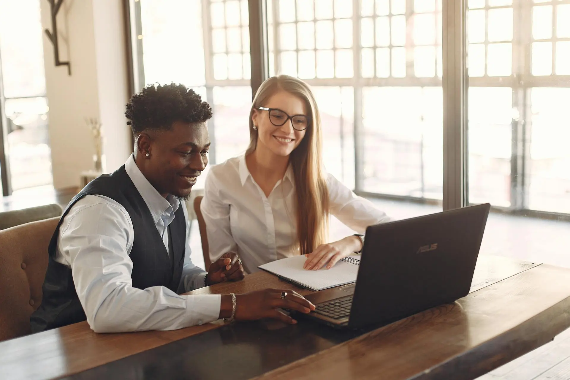 WordPress website laten maken in Deventer- Waarom kiezen voor WordPress WordPress website laten maken in Deventer - Waarom kiezen voor WordPress? twee ondernemers bespreken samen een websiteproject