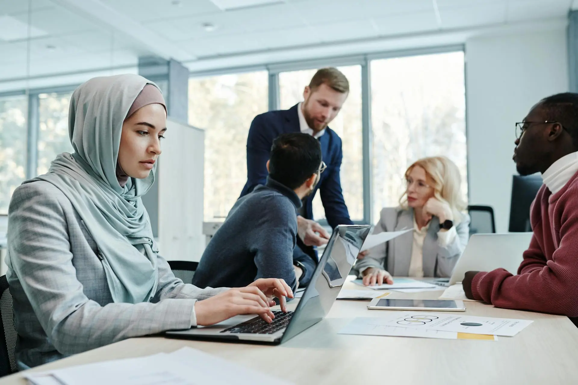 WordPress website laten maken in Eindhoven- Waarom werken met Webmazters WordPress website laten maken in Eindhoven – team in overleg over strategie en samenwerking.