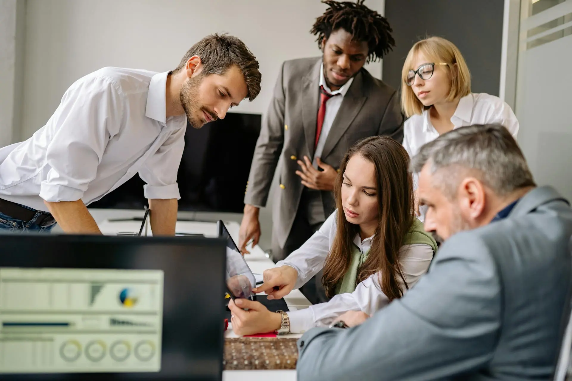 WordPress website laten maken in Eindhoven- Zichtbaar worden in Google- We helpen je op weg WordPress website laten maken in Eindhoven – team bespreekt online zichtbaarheid en SEO-strategie.