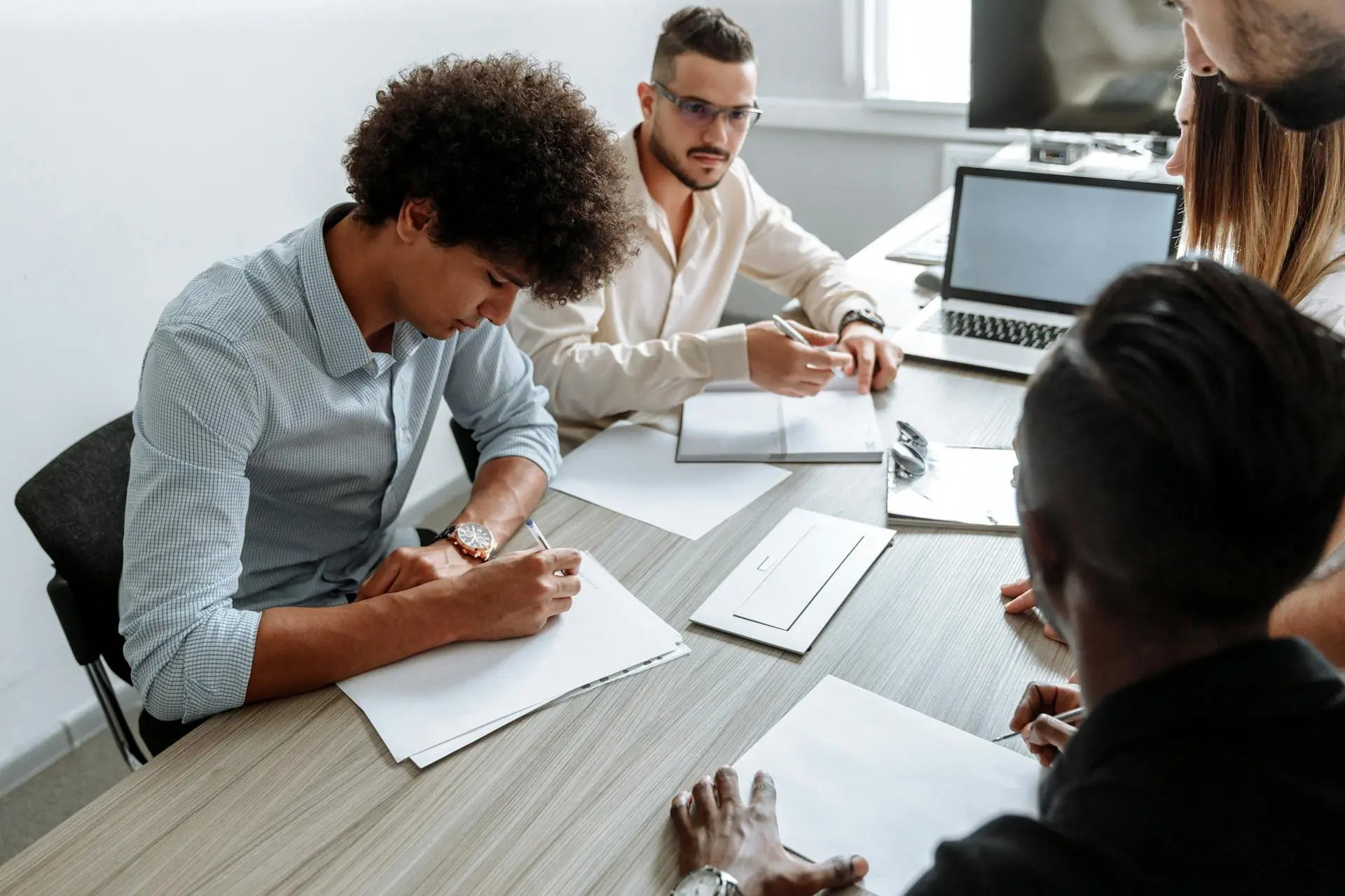 WordPress website laten maken in Enschede- Onderhoud en support WordPress website laten maken in Enschede - Onderhoud en support team overlegt over technische ondersteuning en websitebeheer