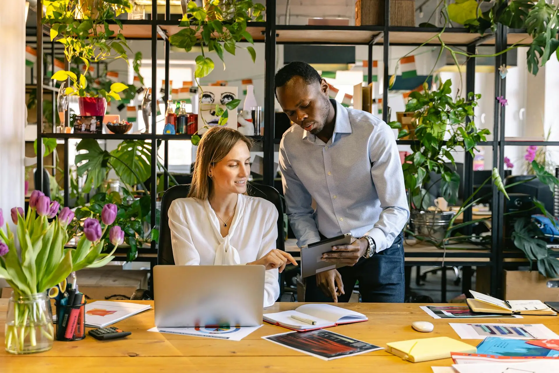 WordPress website laten maken in Enschede- Waarom kiezen voor WordPress WordPress website laten maken in Enschede - Waarom kiezen voor WordPress? twee collega’s werken samen aan een website in een creatieve kantoorruimte