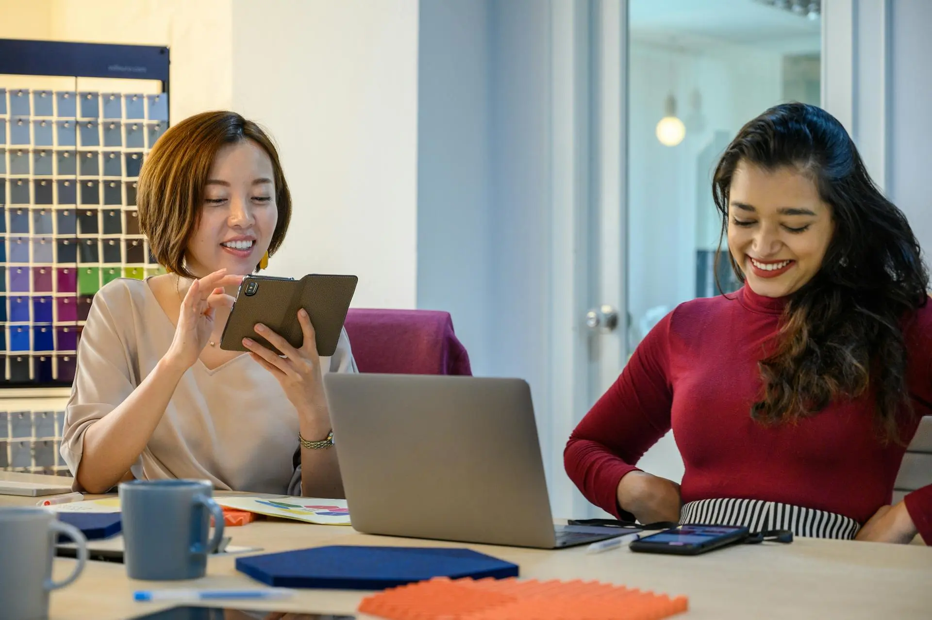 WordPress website laten maken in Enschede- Waarom werken met Webmazters WordPress website laten maken in Enschede - Waarom werken met Webmazters? twee collega’s bespreken een project met een glimlach