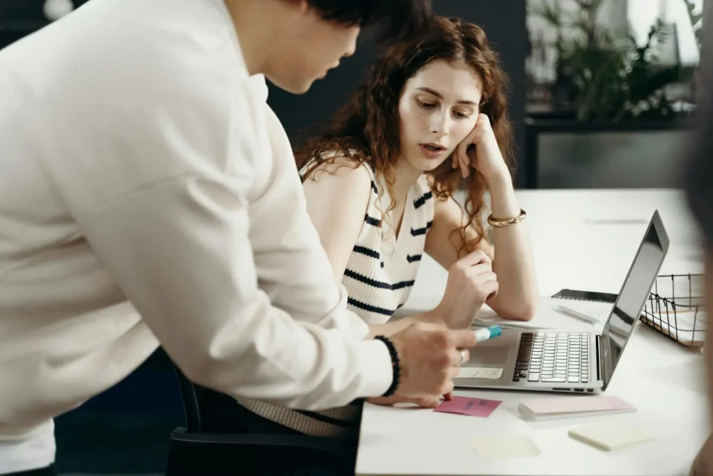 WordPress website laten maken in Enschede- Wat kost een website WordPress website laten maken in Enschede - Wat kost een website? twee collega’s bespreken websitekosten en mogelijkheden