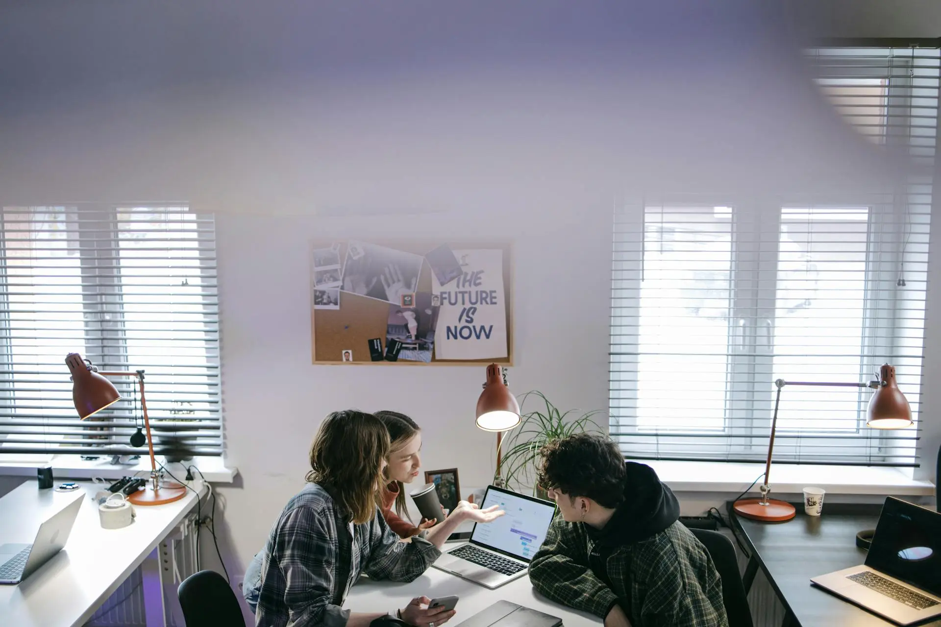 WordPress website laten maken in Enschede- Websites die passen bij jouw bedrijf WordPress website laten maken in Enschede - Websites die passen bij jouw bedrijf drie collega’s bespreken het ontwerp van een bedrijfswebsite