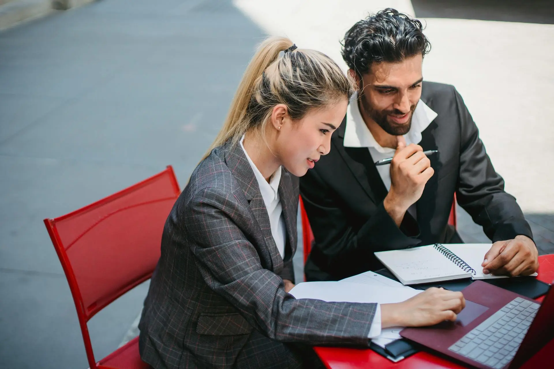 WordPress website laten maken in Enschede- Zo gaan we samen aan de slag WordPress website laten maken in Enschede - Zo gaan we samen aan de slag twee ondernemers bespreken een websiteproject op locatie