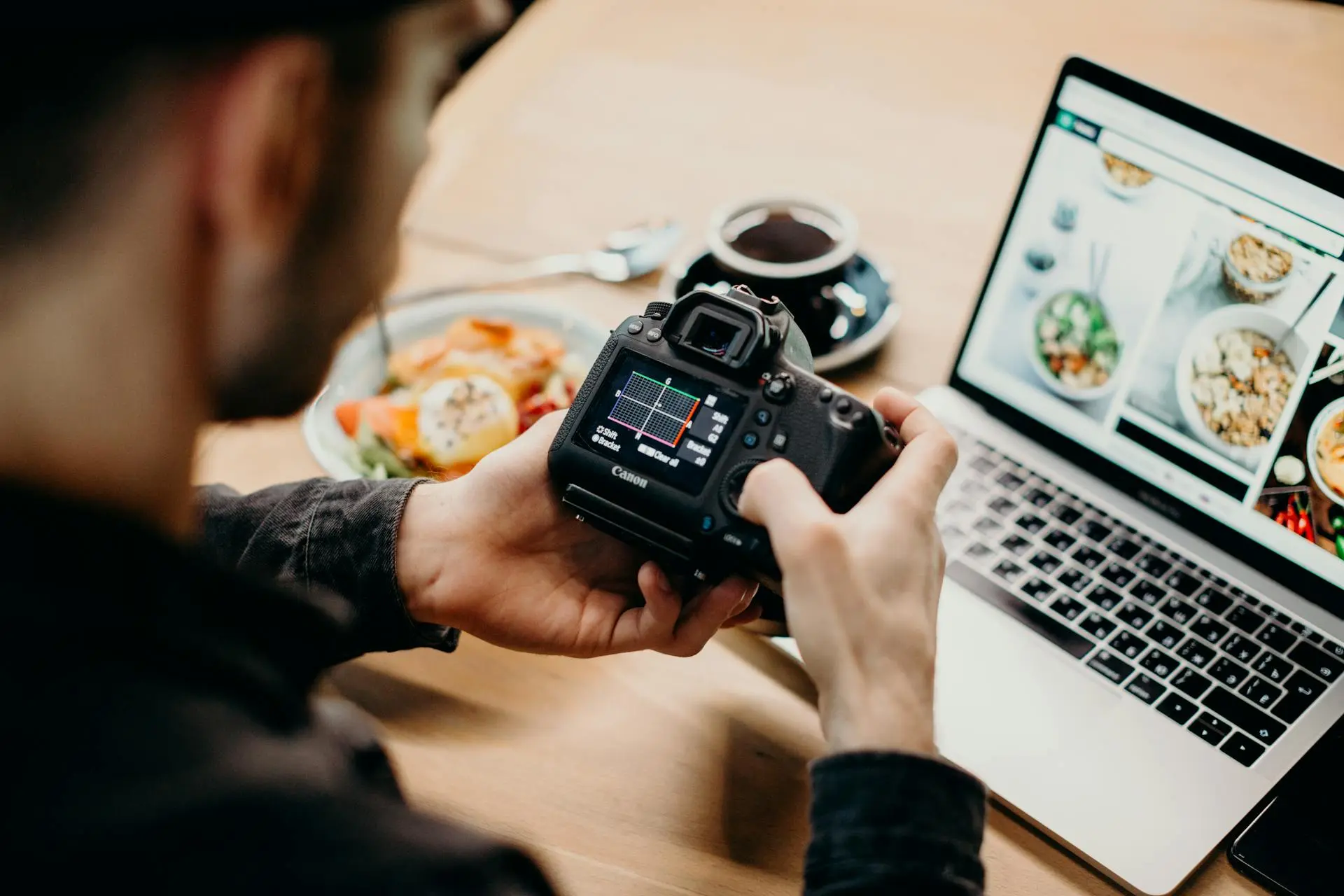 WordPress website laten maken in Gelderland- Wat voor soort websites bouwen wij? WordPress website laten maken in Gelderland – voorbeelden van websites op laptop en camera