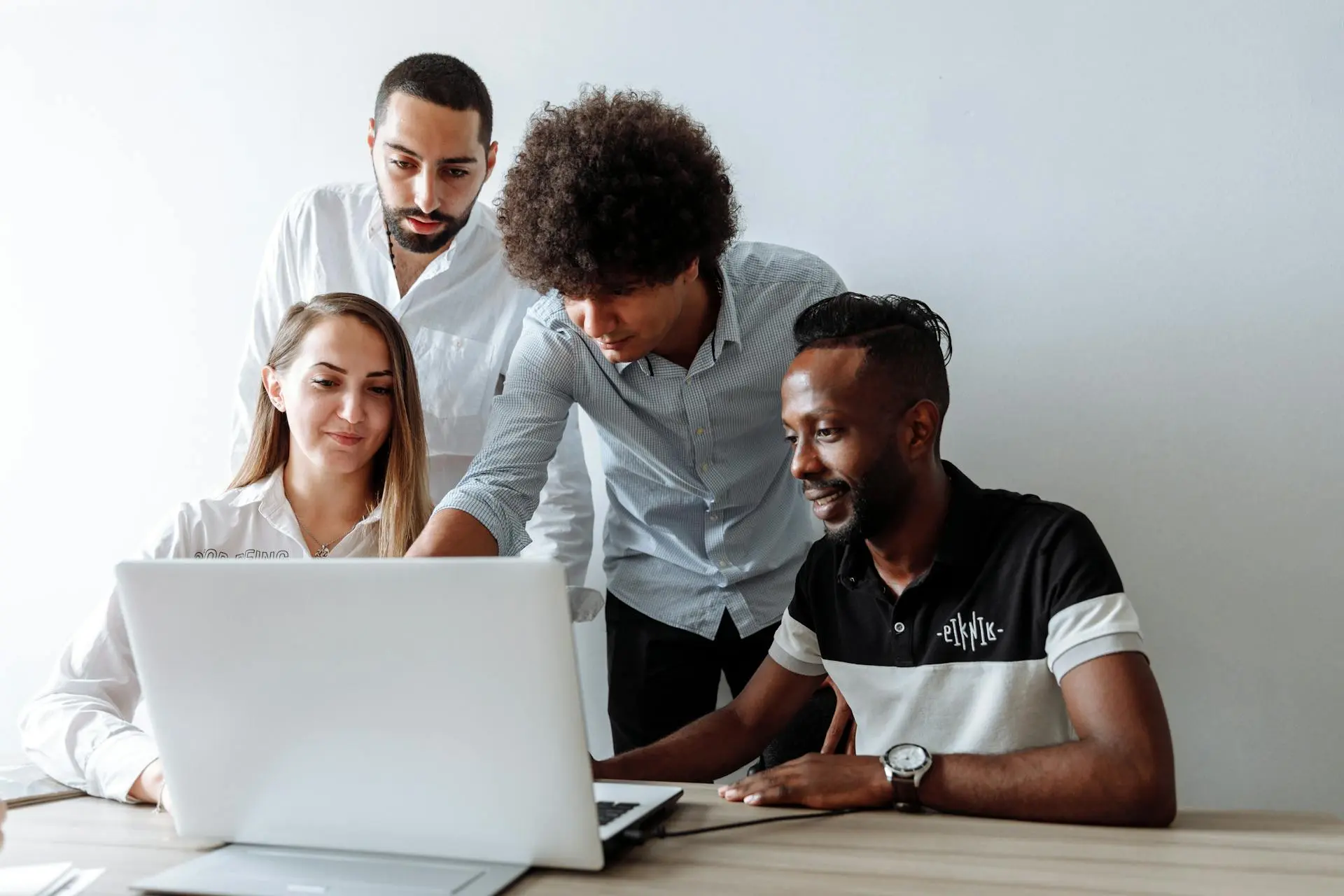 WordPress website laten maken in Nijmegen- Een snelle, veilige website is de basis Een snelle, veilige website is de basis – team bespreekt websiteprestaties