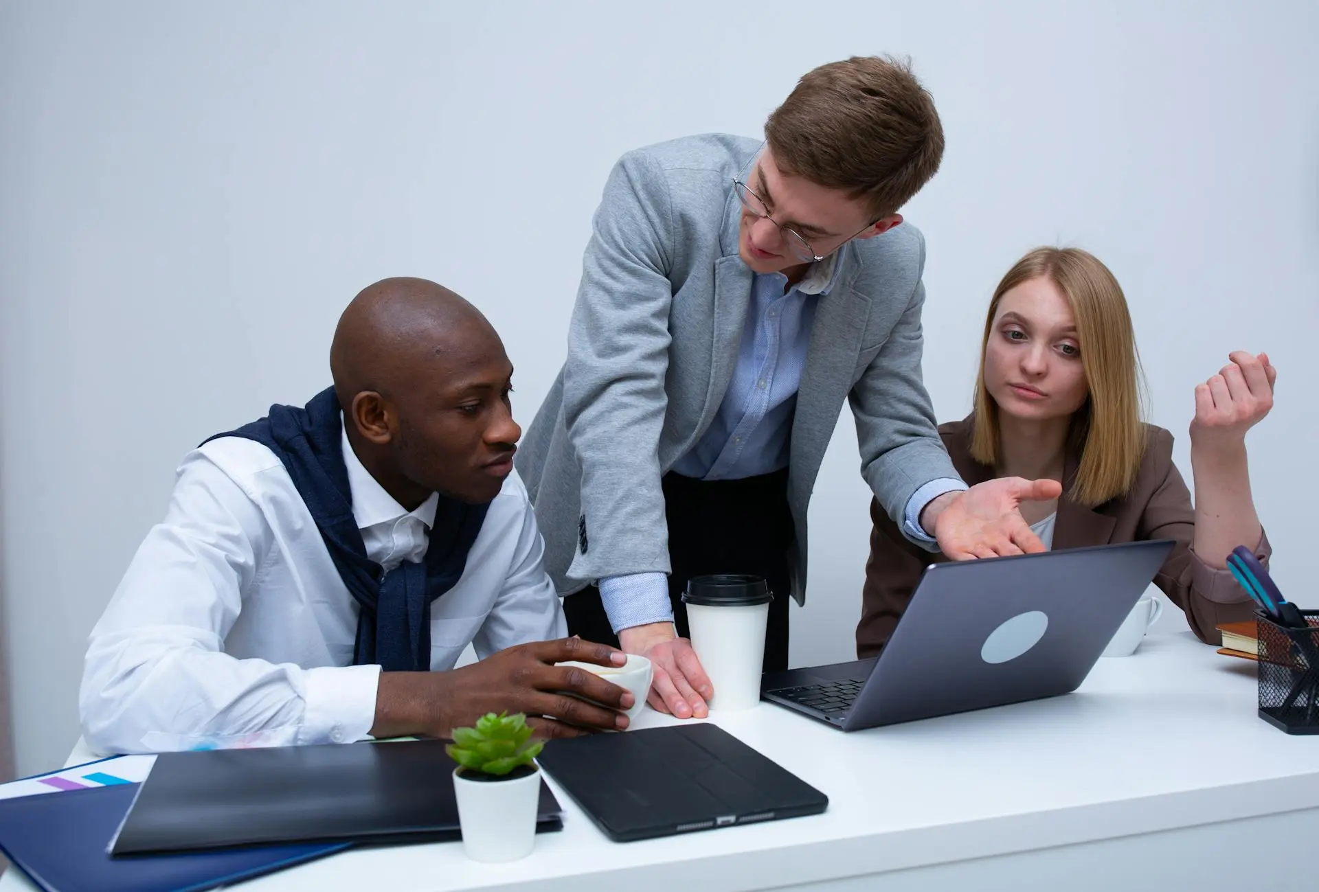 WordPress website laten maken in Nijmegen- Website vernieuwen of laten beheren WordPress website laten maken in Nijmegen – team bespreekt websitebeheer en vernieuwing