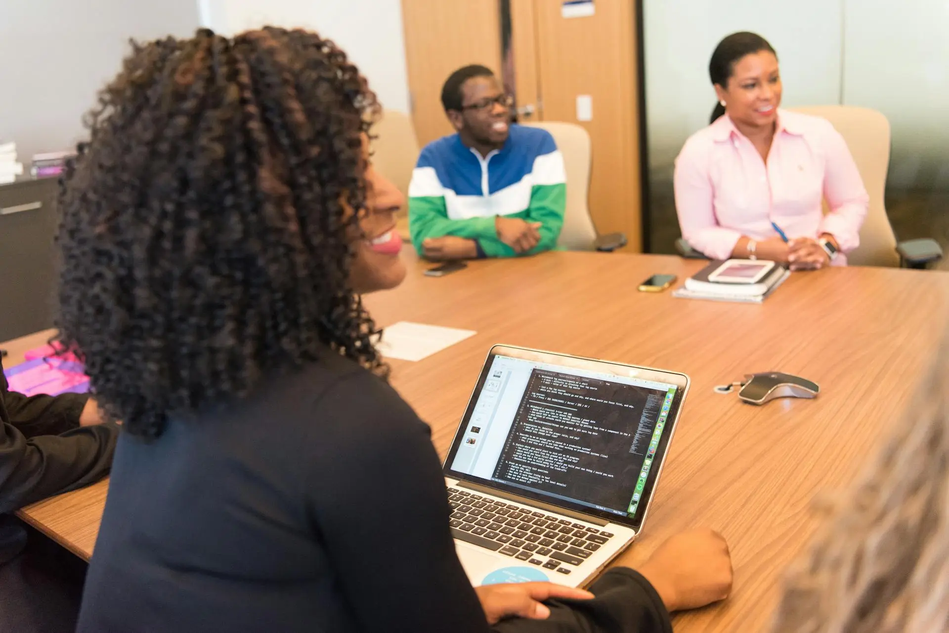WordPress website laten maken in Noord-Brabant- Ook actief buiten Noord-Brabant WordPress website laten maken in Noord-Brabant – ook actief buiten de provincie, gesprek met team in vergaderruimte.