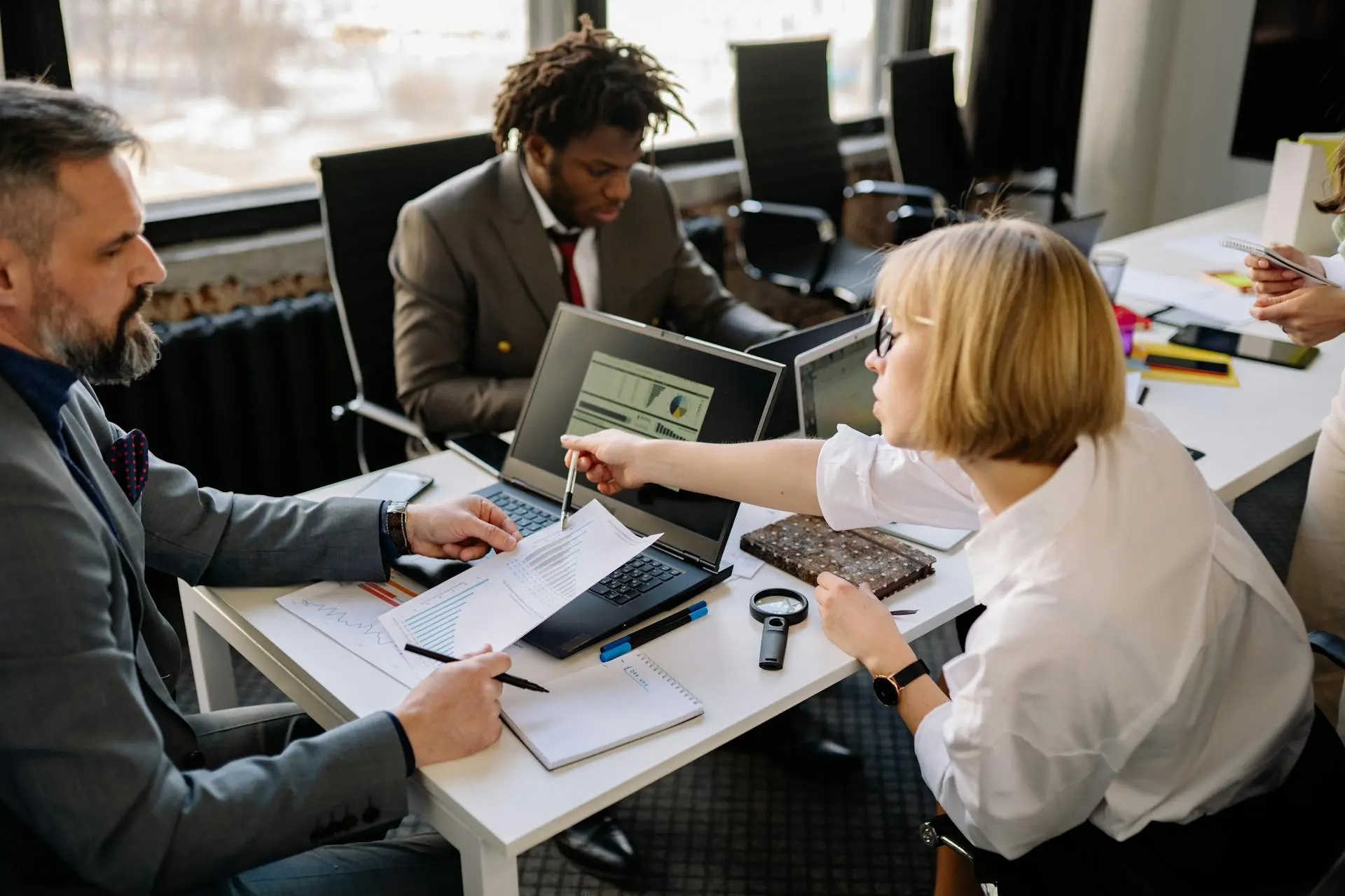 WordPress website laten maken in Tilburg- Goed vindbaar in Google WordPress website laten maken in Tilburg – team bespreekt SEO-strategie voor betere Google vindbaarheid.