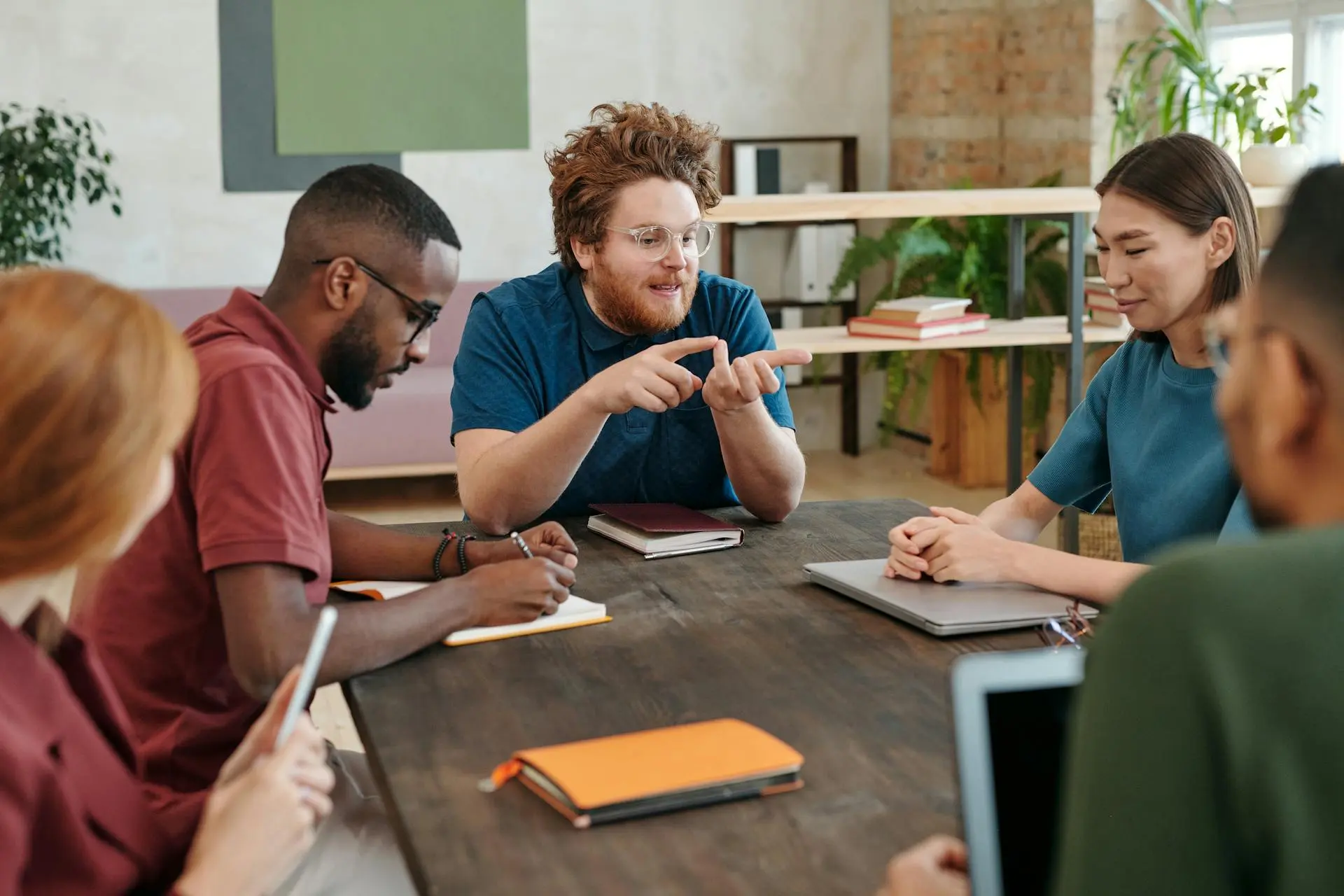 WordPress website laten maken in Tilburg- Waarom werken met Webmazters WordPress website laten maken in Tilburg – teamoverleg over websiteproject met Webmazters.